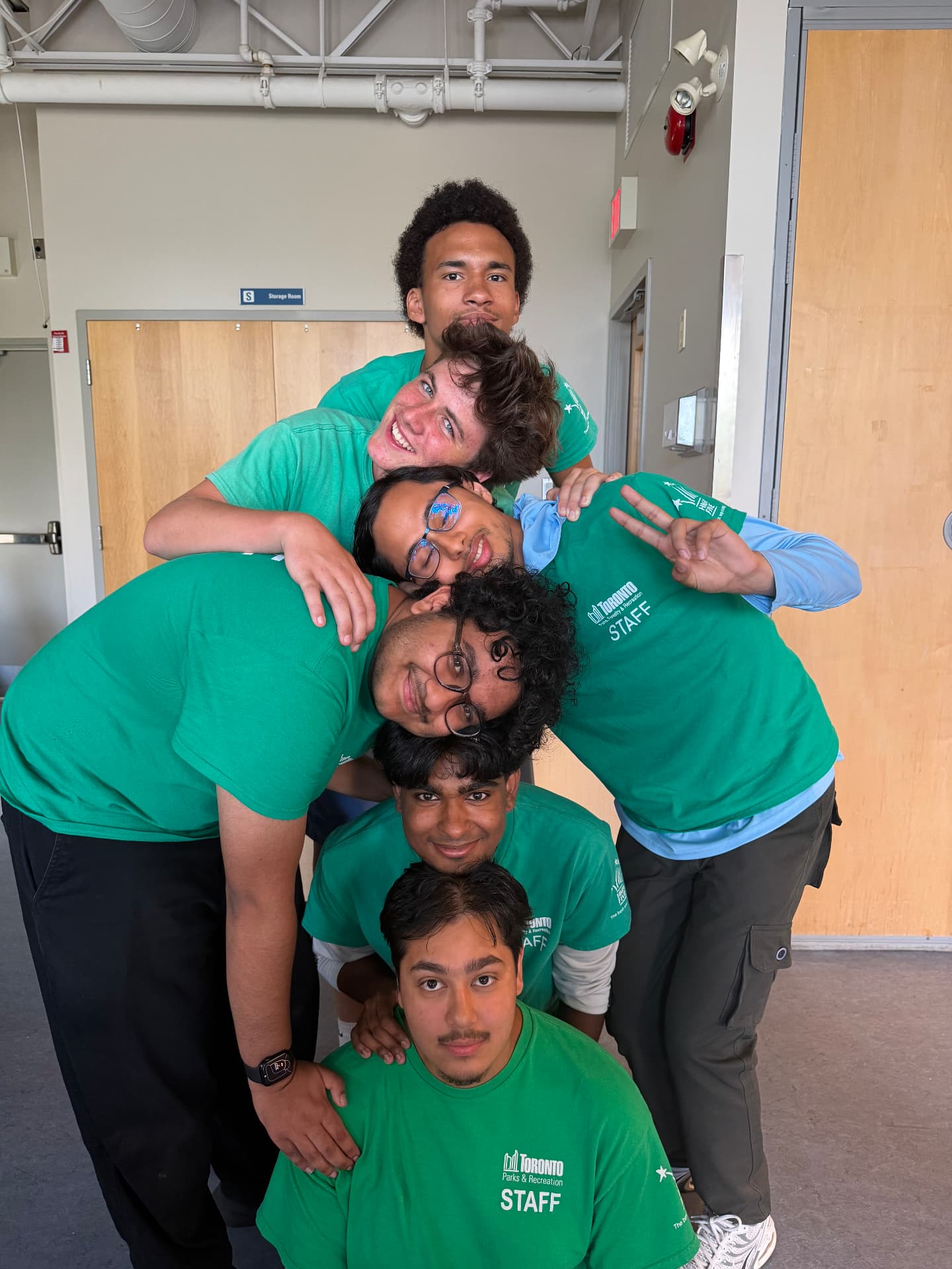 Record attempt: 41 seconds of perfect vertical head-stack.